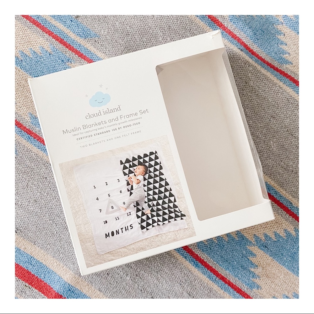 NWOT | Cloud Island Muslin Blanket + Frame Set
